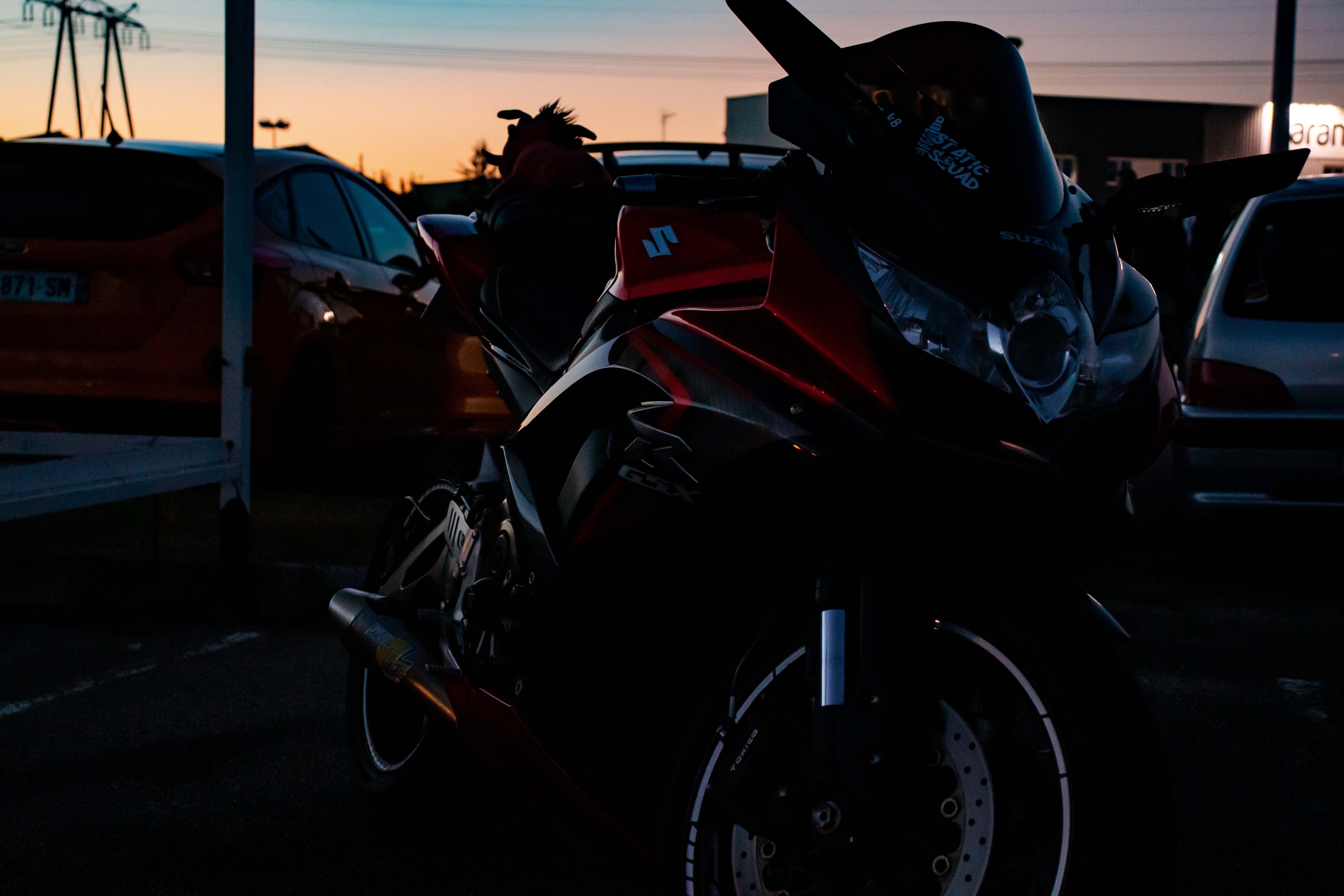 Photo d'une moto rouge vu trois quart face au format paysage